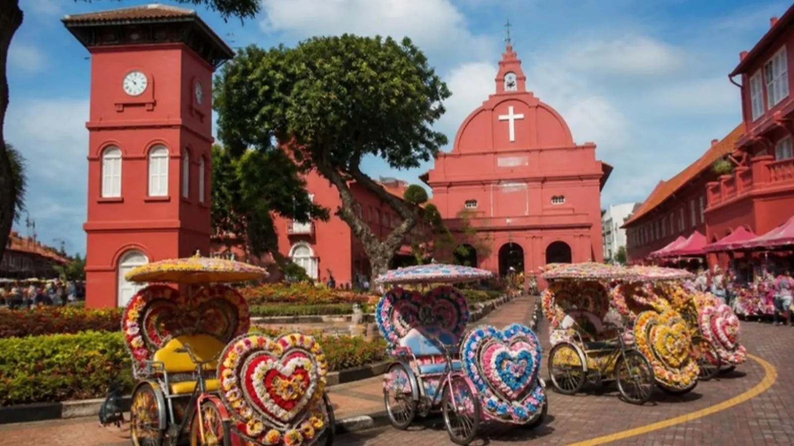 Red Stadthuys square with trishaws